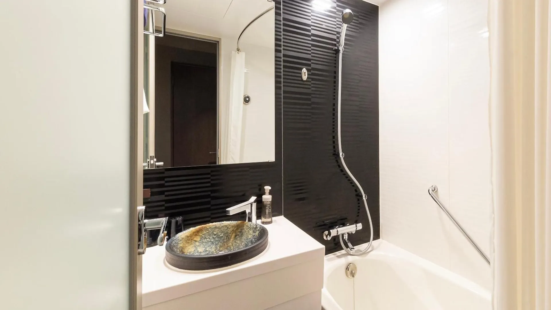 Hotel Keihan Kyoto Hachijoguchi 4*,  יפן